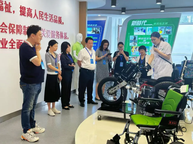 图为参观现场